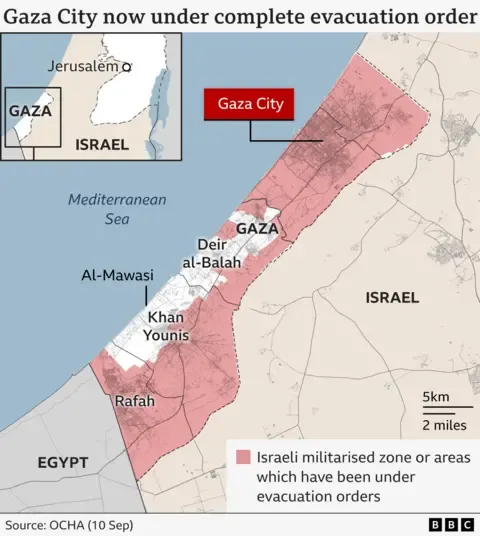 Thousands Palestinians Evacuate as Military Troops Move Deeper into Gaza City